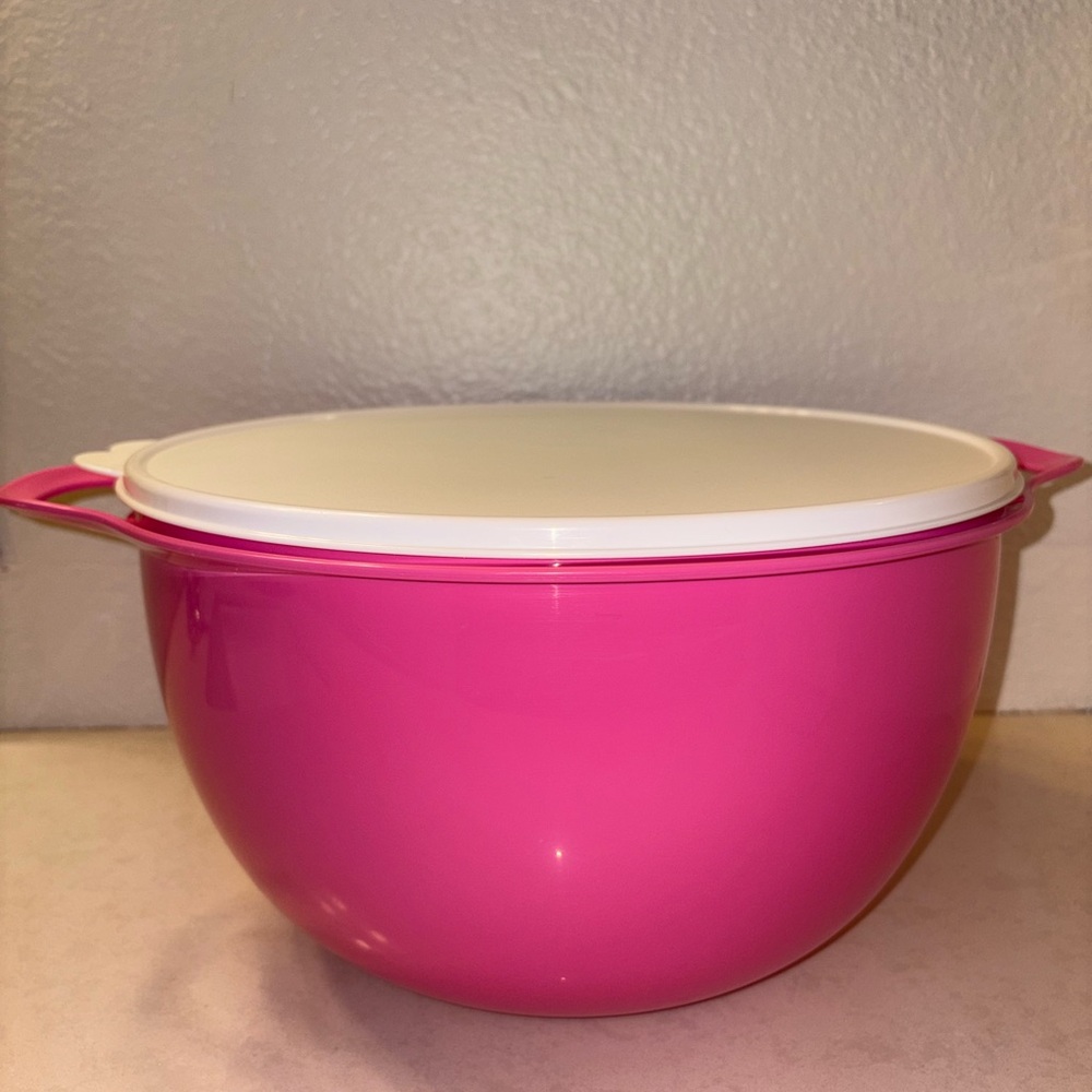 Tupperware 42-cup Thatsa MEGA Bowl